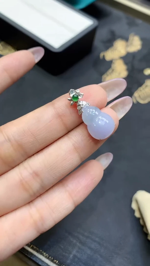 18K金镶嵌挂件翡翠葫芦