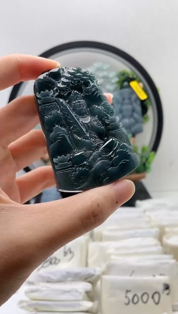 翡翠未镶嵌颈饰虚空藏