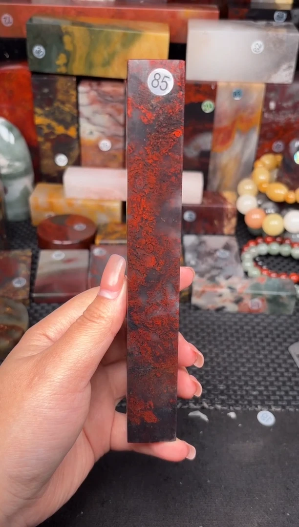 玉桂林鸡血玉摆件 编号：85