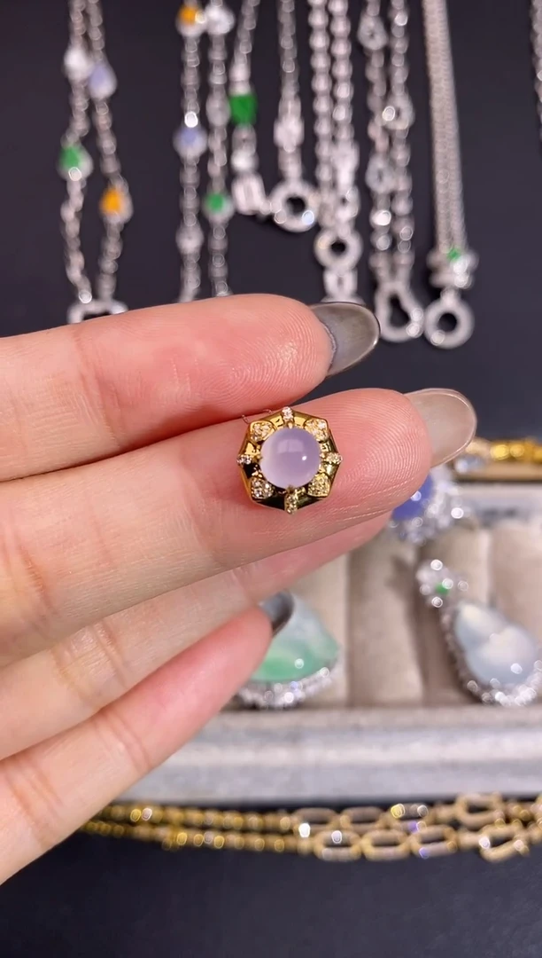 颈饰18K金镶嵌翡翠吊坠