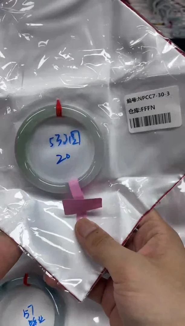 翡翠手镯未镶嵌翡翠手镯