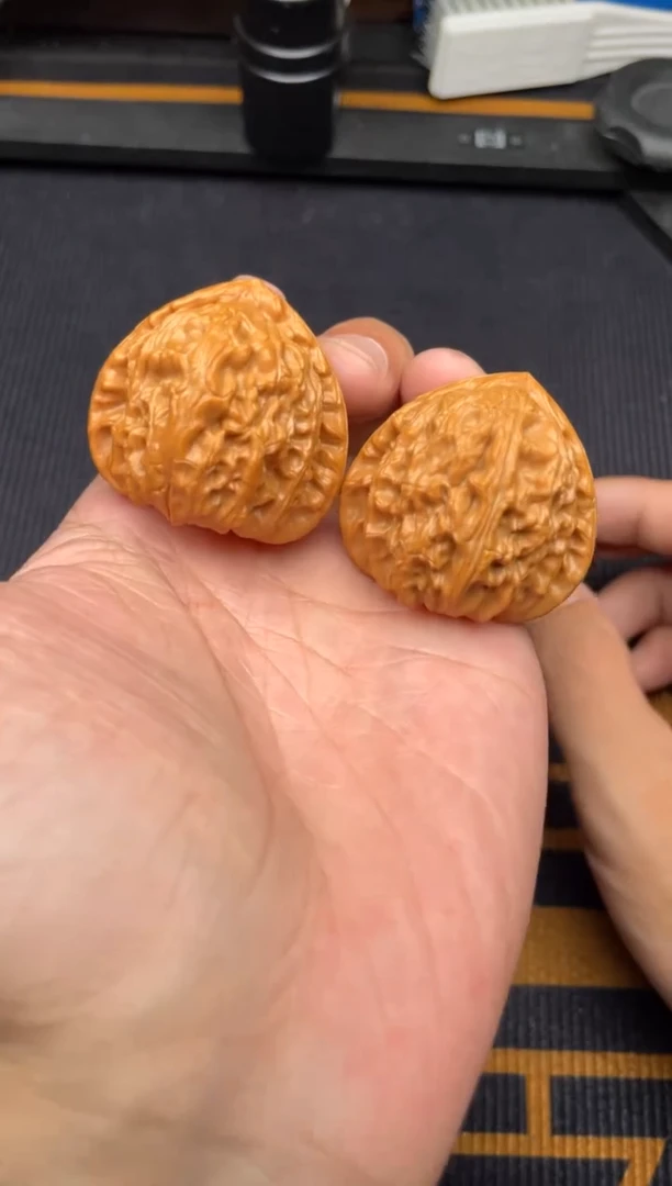 文玩核桃吊坠白狮子38+