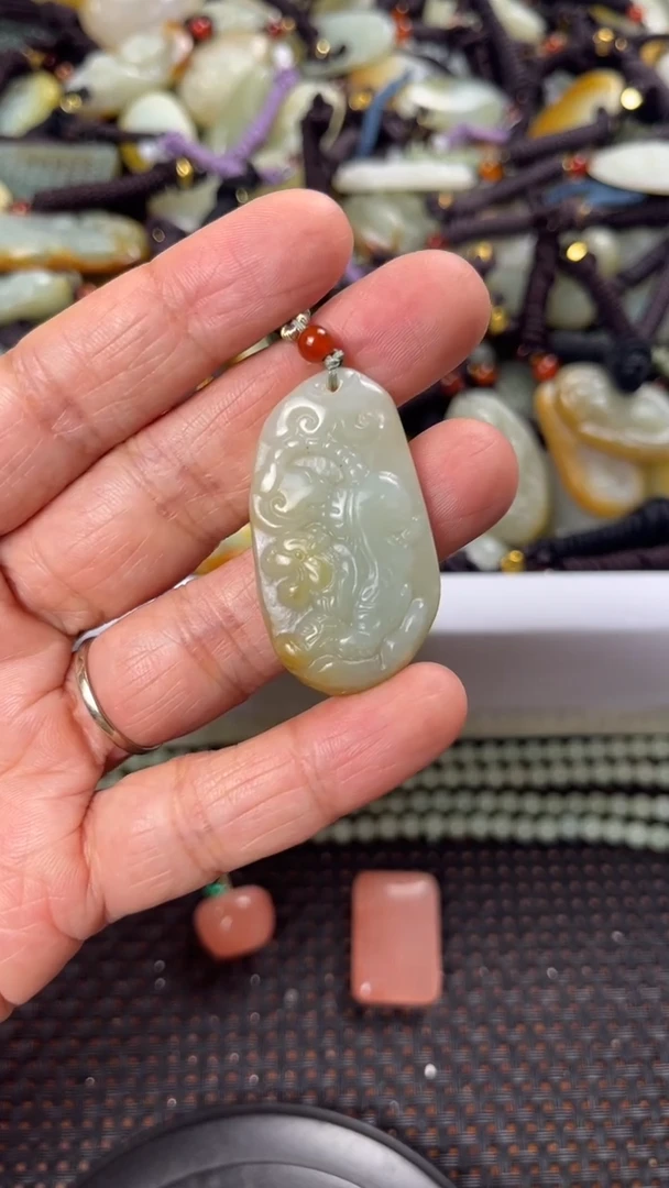 【闪购商品】和田玉颈饰未镶嵌多样性发货没有证书拍一发一有瑕