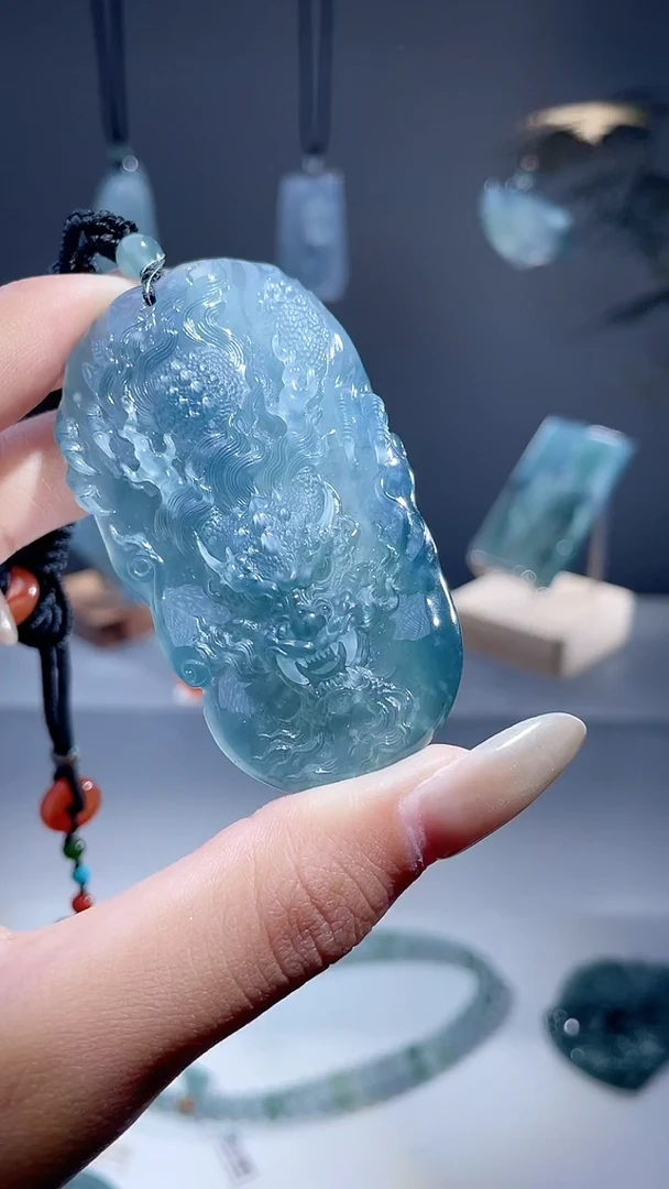 颈饰未镶嵌翡翠龙牌