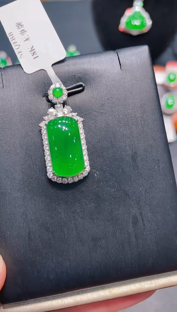 翡翠18K金镶嵌颈饰翡翠A78