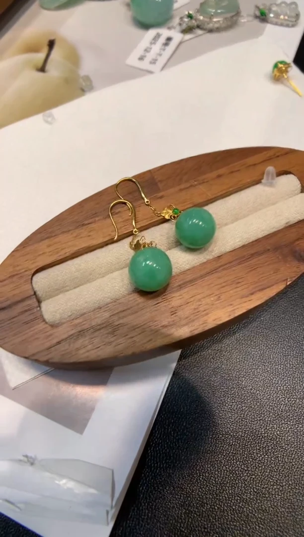 18K金镶嵌翡翠耳饰耳钩