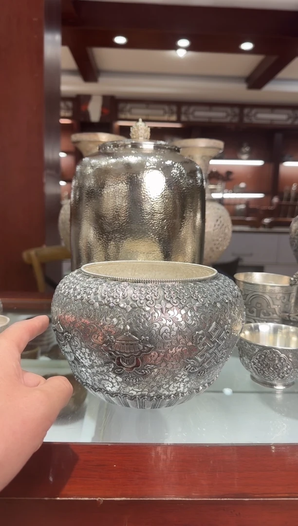 用****1足银精工手工莲托八宝鏨刻熏色银钵