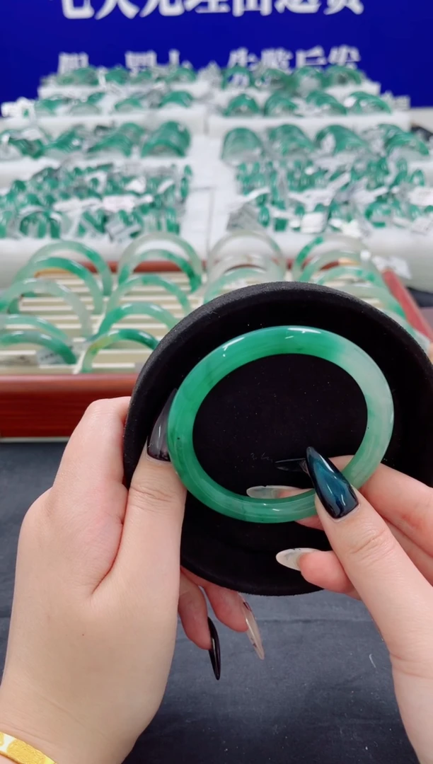 未镶嵌手镯石英质玉（非洲翠）圈口62