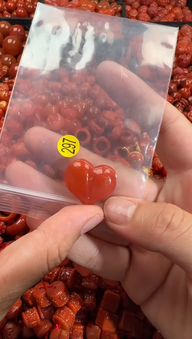南红玛瑙未镶嵌颈饰1
