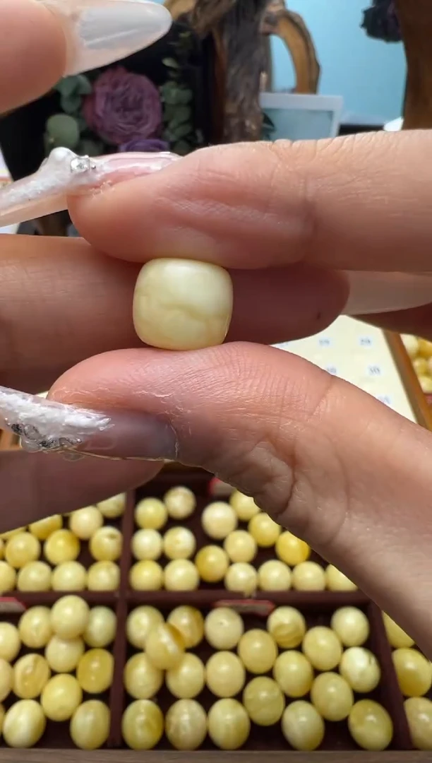 【闪购商品】蜜蜡裸石未镶嵌俄料微瑕11.4*10.4m0.912克