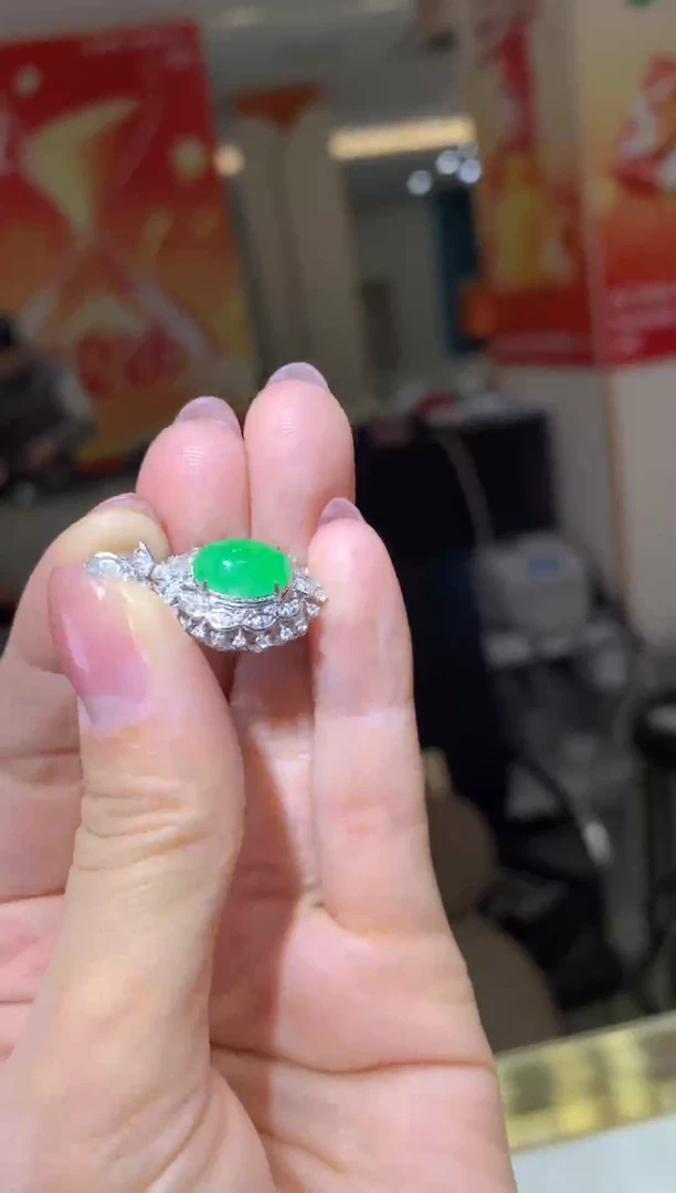 颈饰18K金镶嵌翡翠|不退不换