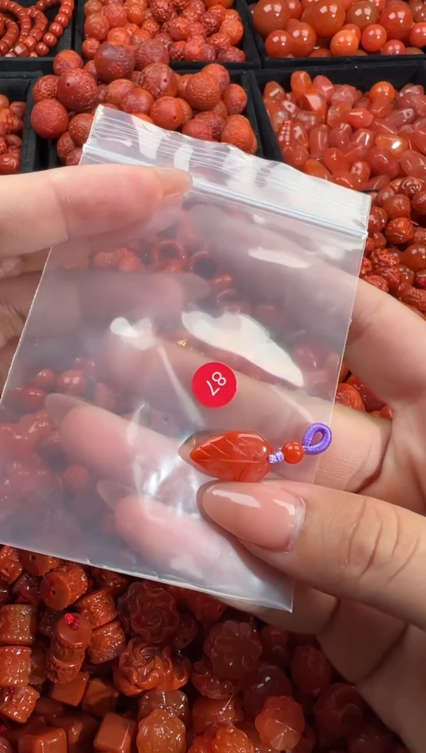 南红玛瑙未镶嵌颈饰1