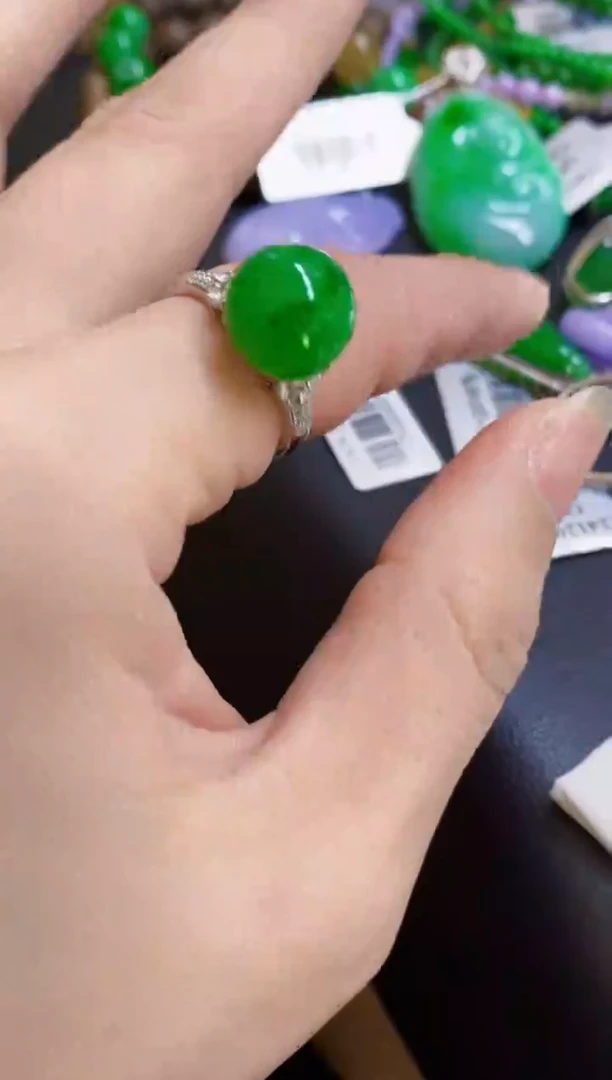 颈饰18K金镶嵌翡翠v****f戒指