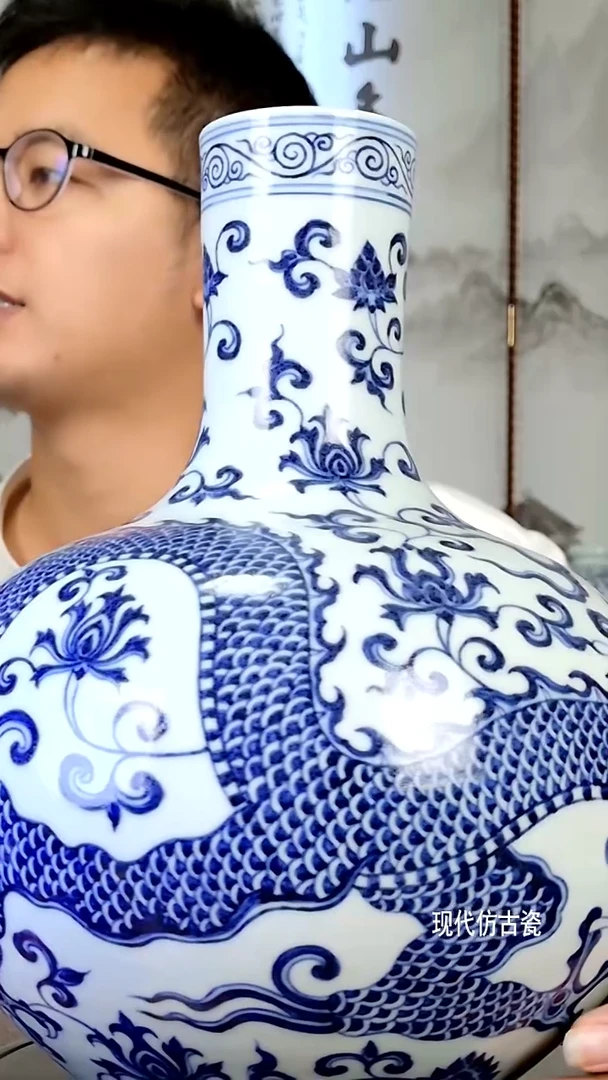 青花花卉龙纹天球瓶