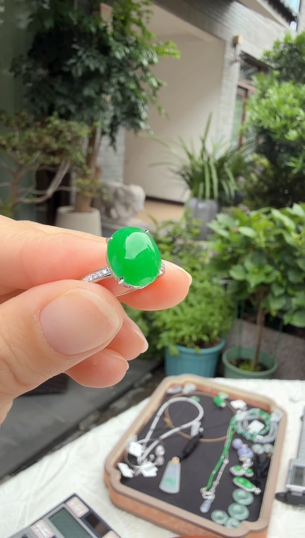 翡翠戒指18K金镶嵌翡翠戒指