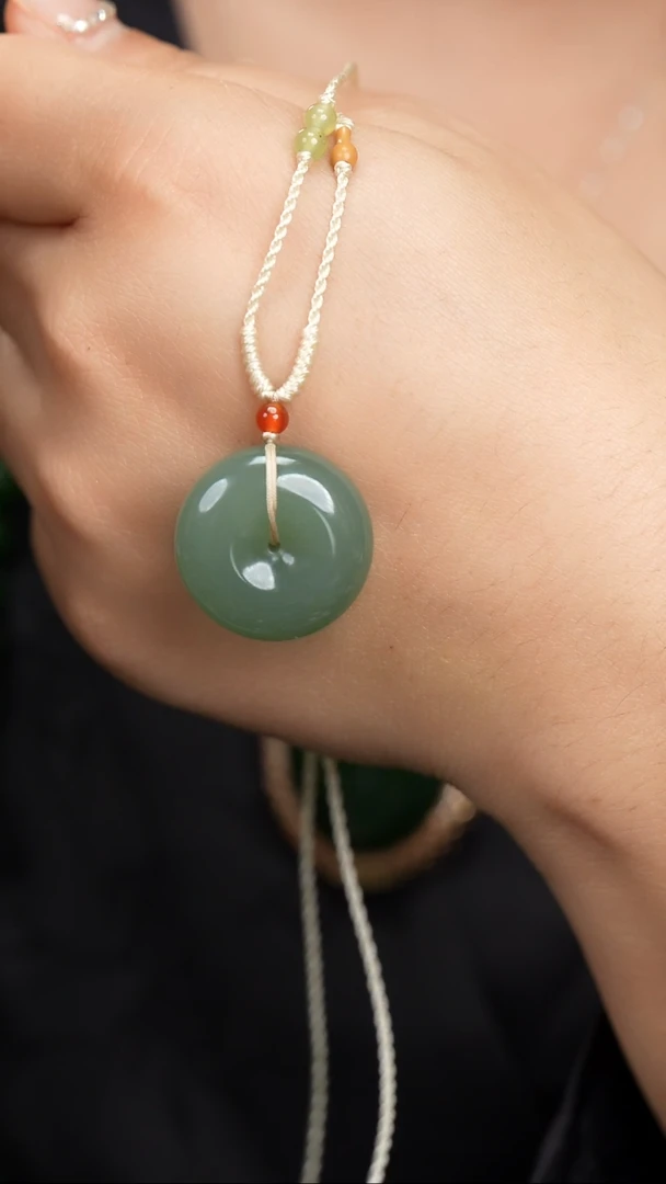 颈饰未镶嵌和田玉平安扣