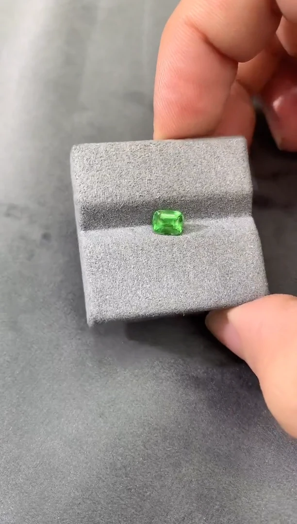 未镶嵌裸石石榴石（沙弗莱）0.8CT