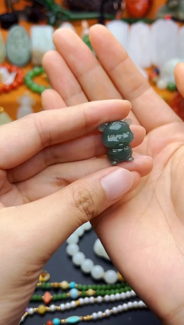 和田玉未镶嵌颈饰小老虎