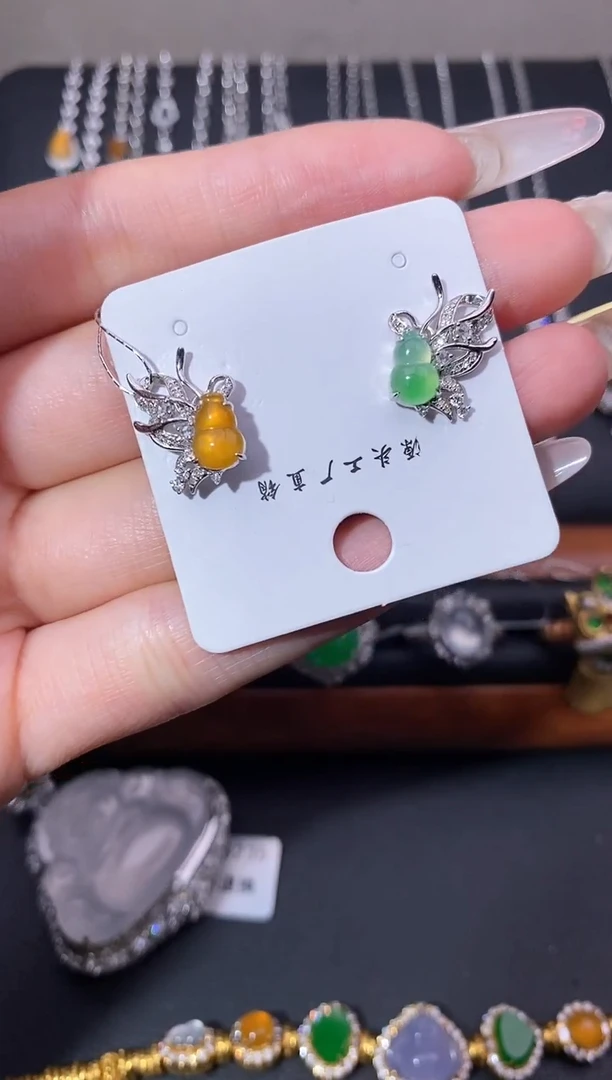 颈饰18K金镶嵌翡翠耳饰