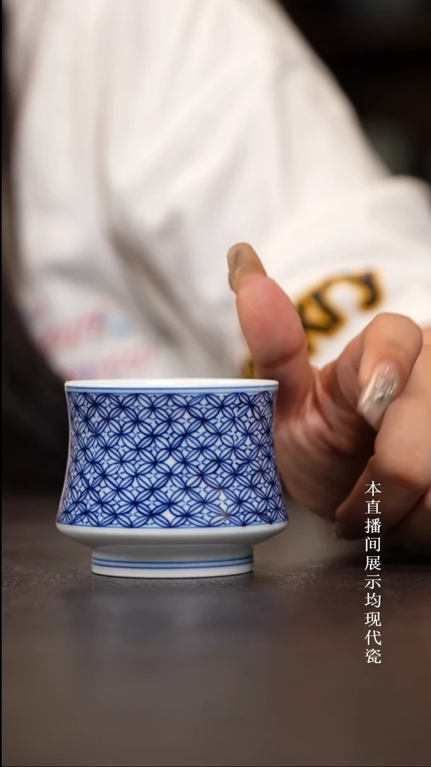 青花铜钱纹束腰杯