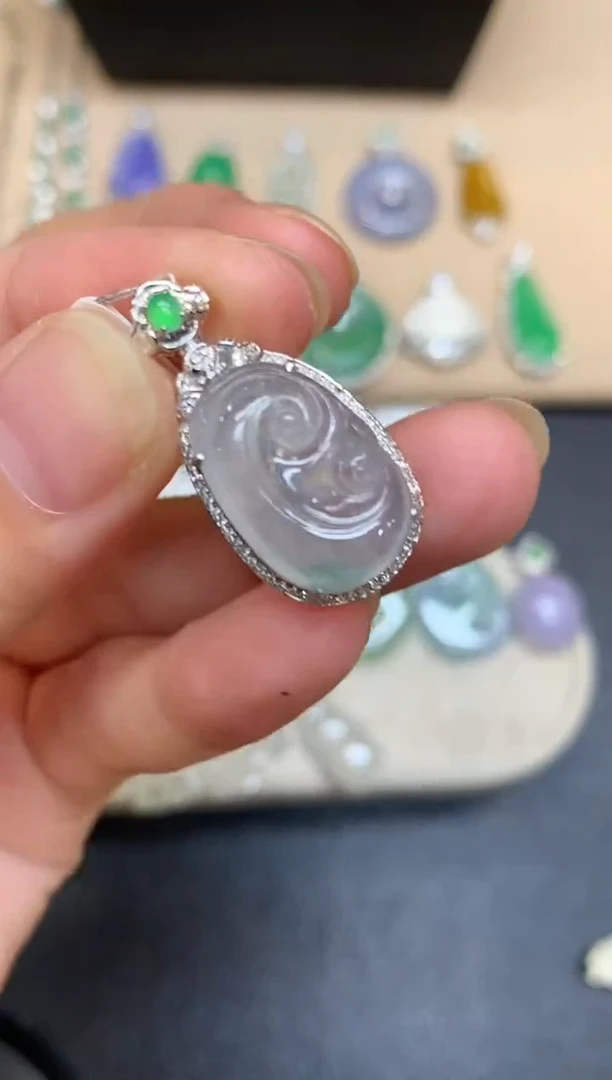 颈饰18K金镶嵌翡翠如意【无服务费