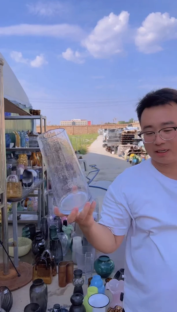 玻璃可插鲜花用于客厅装饰