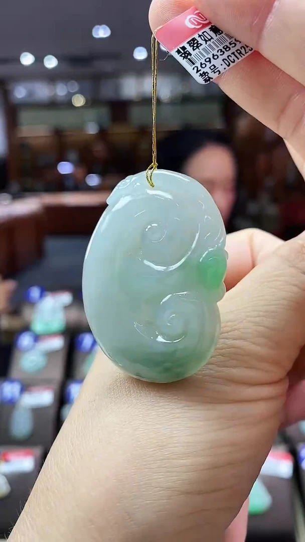 翡翠未镶嵌颈饰如意