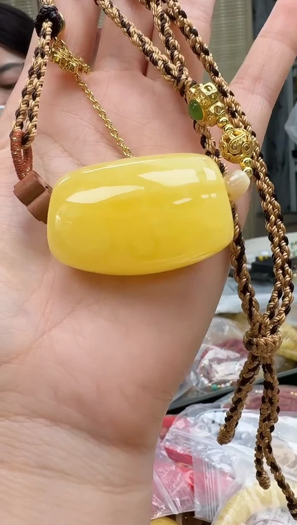 未镶嵌颈饰琥珀如图