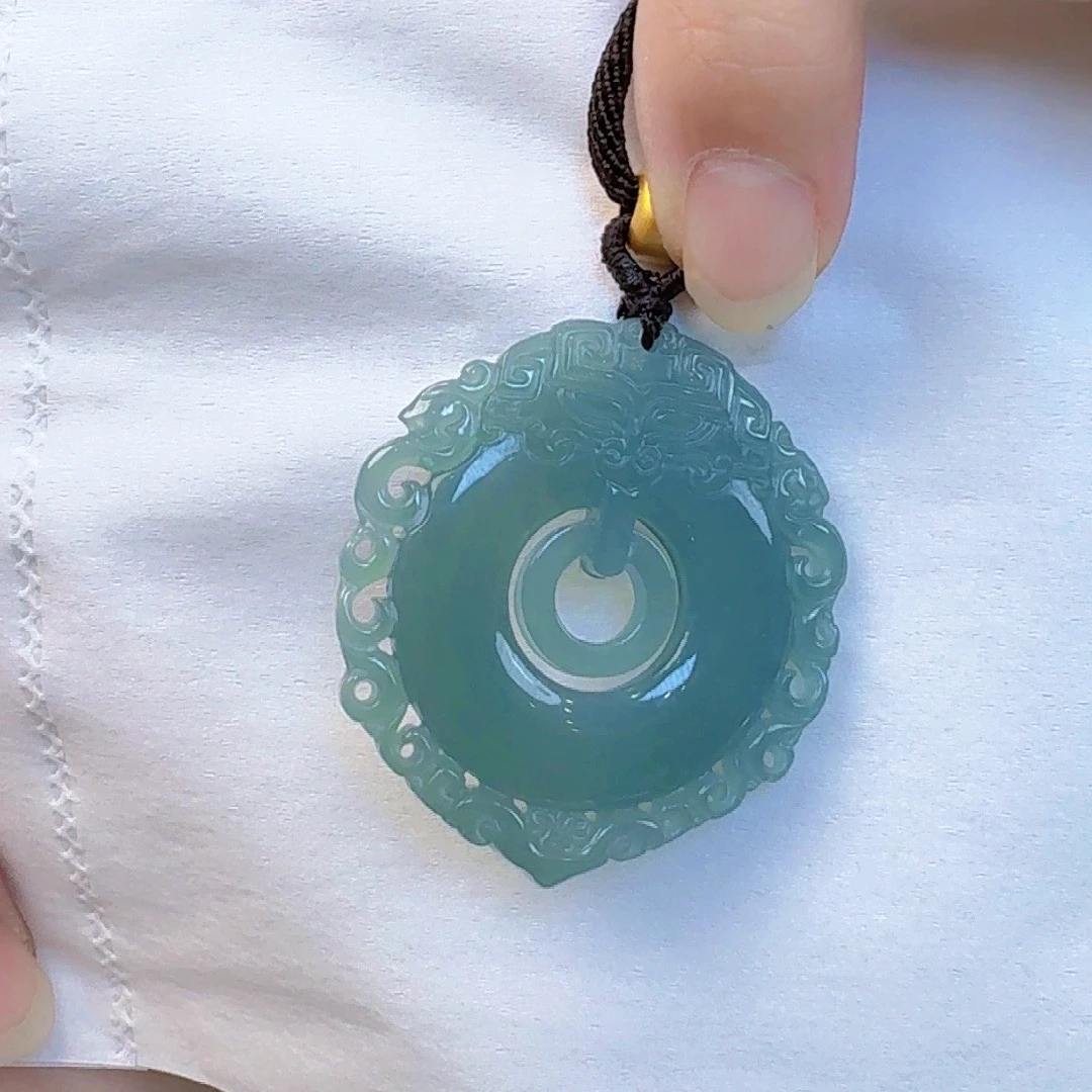天然翡翠A冰蓝福在眼前镂空送绳高40+宽38+厚6（多样性发其中一个）