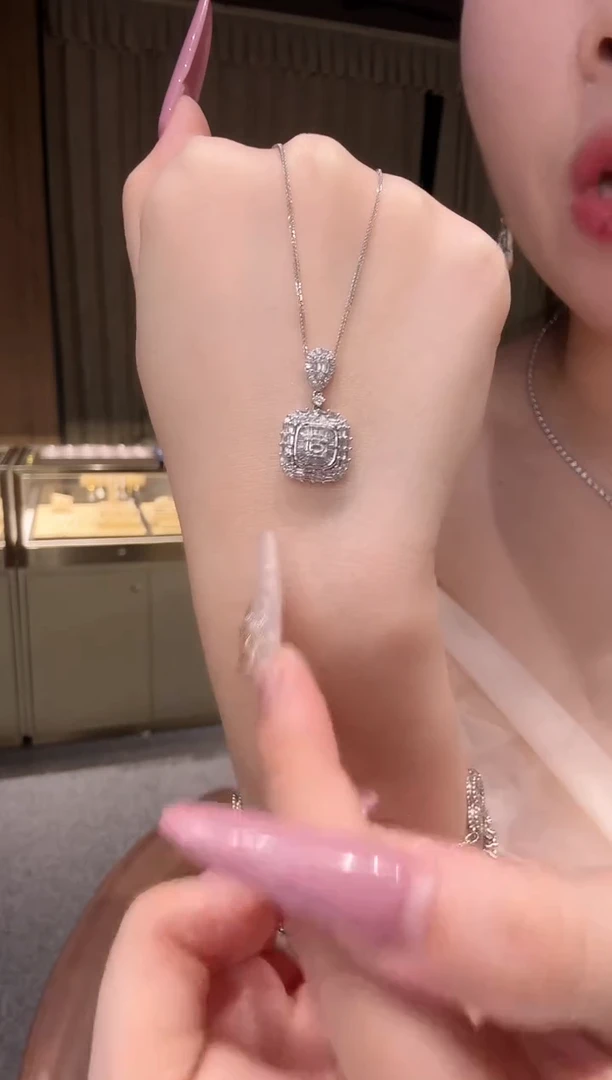 18K金镶嵌吊坠（不含链）钻石大冰糖