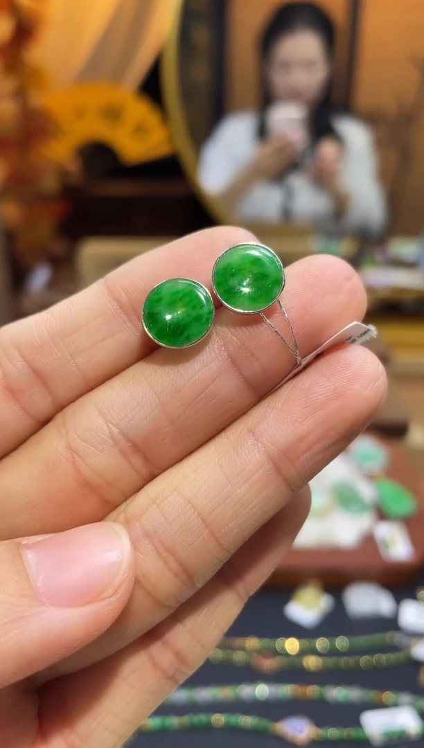 颈饰18K金镶嵌翡翠耳钉