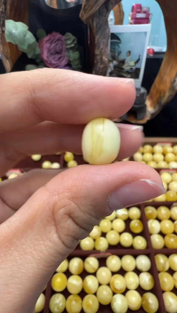 【闪购商品】蜜蜡裸石未镶嵌俄料微瑕10.4mm0.829克