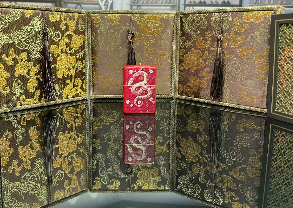 2025蛇年创意金色纪念煤油打火机国潮礼品红漆盘蛇红色礼盒装