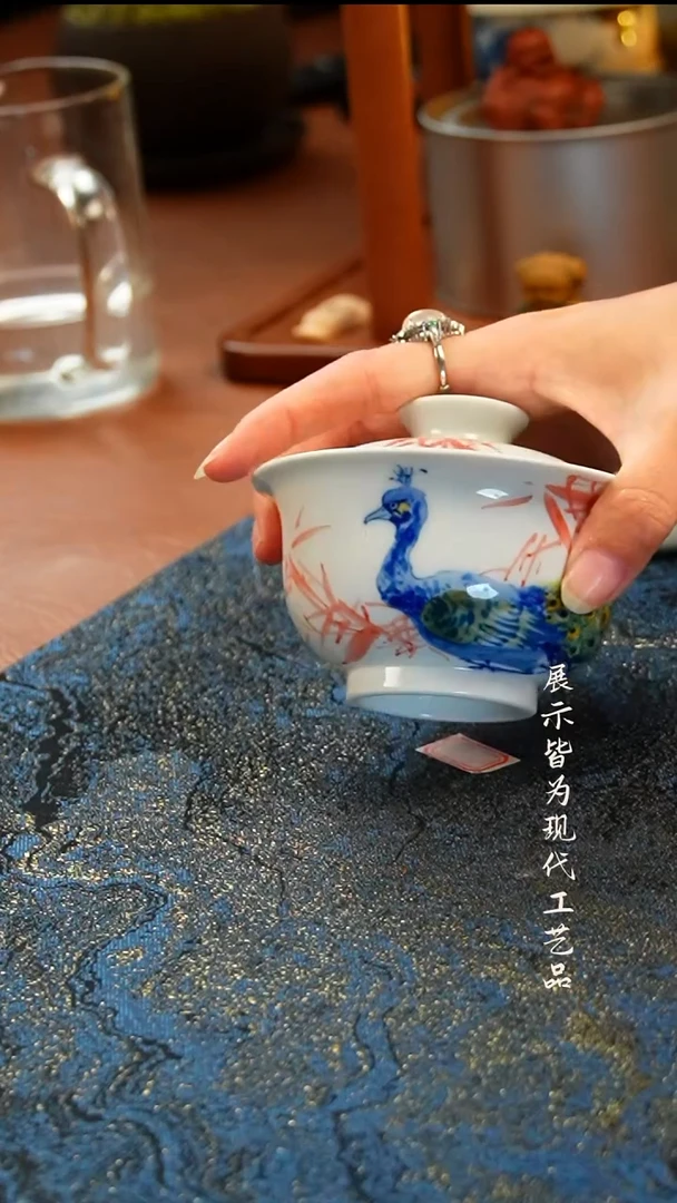 景德镇手工手绘孔雀盖碗