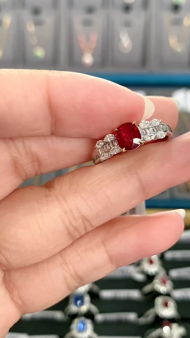 18K金镶嵌戒指红宝石0.93克拉