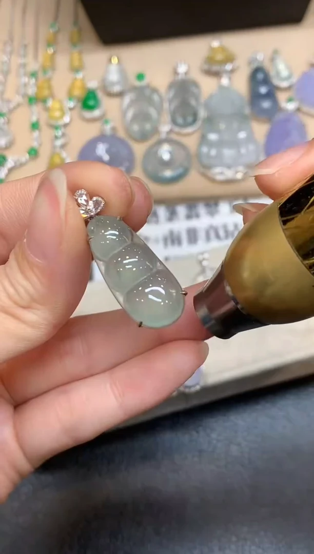 颈饰18K金镶嵌翡翠福豆【无服务费