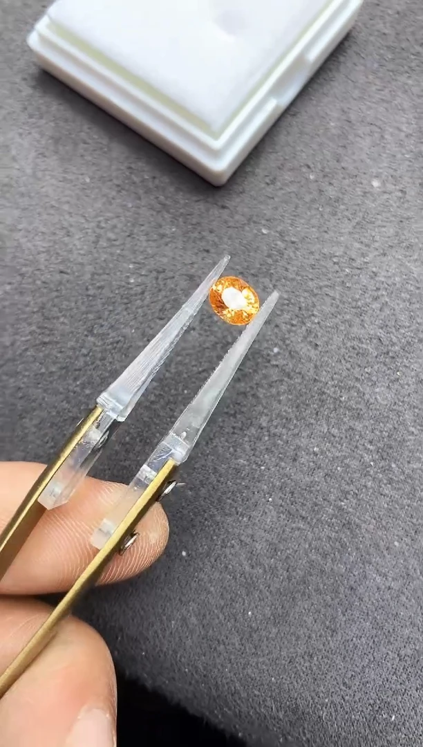 未镶嵌裸石石榴石（芬达石）1.5ct