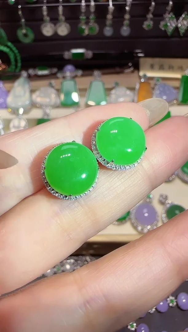 翡翠18K金镶嵌耳钉一