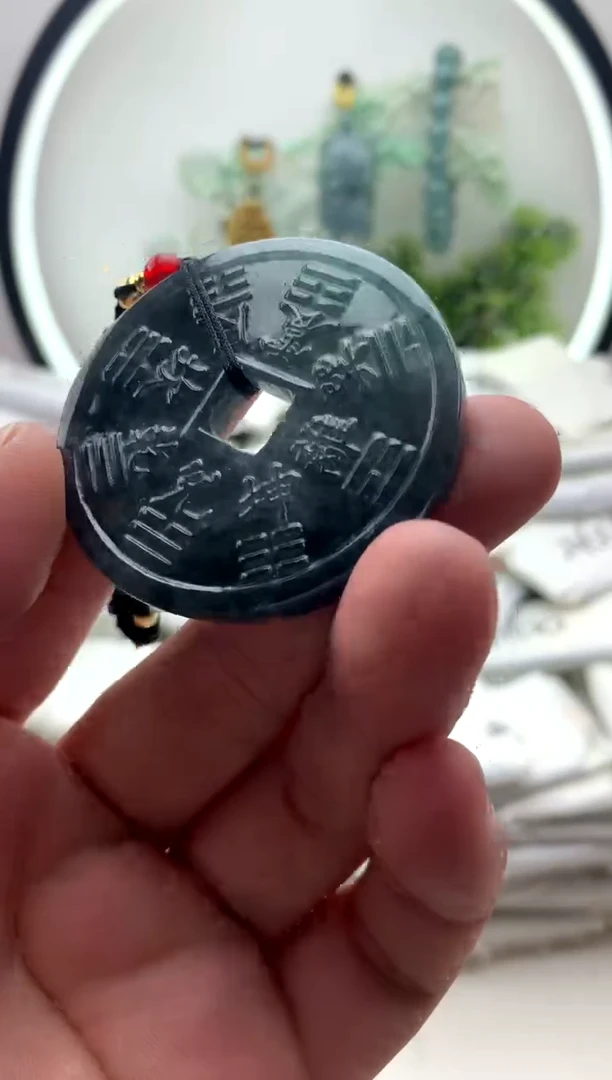 翡翠未镶嵌颈饰山鬼