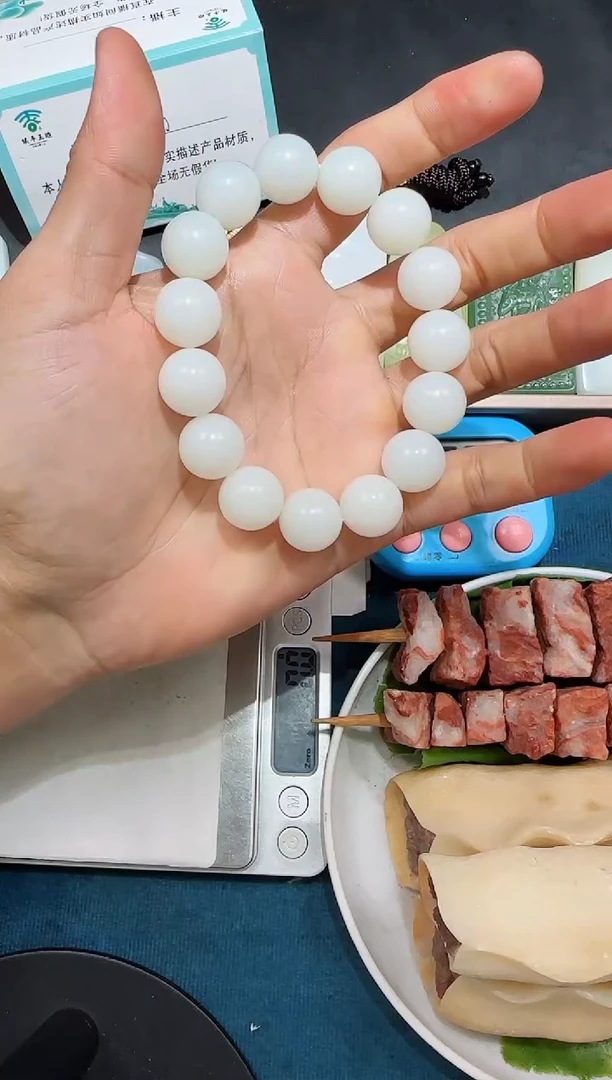 颈饰未镶嵌和田玉杜****）手串