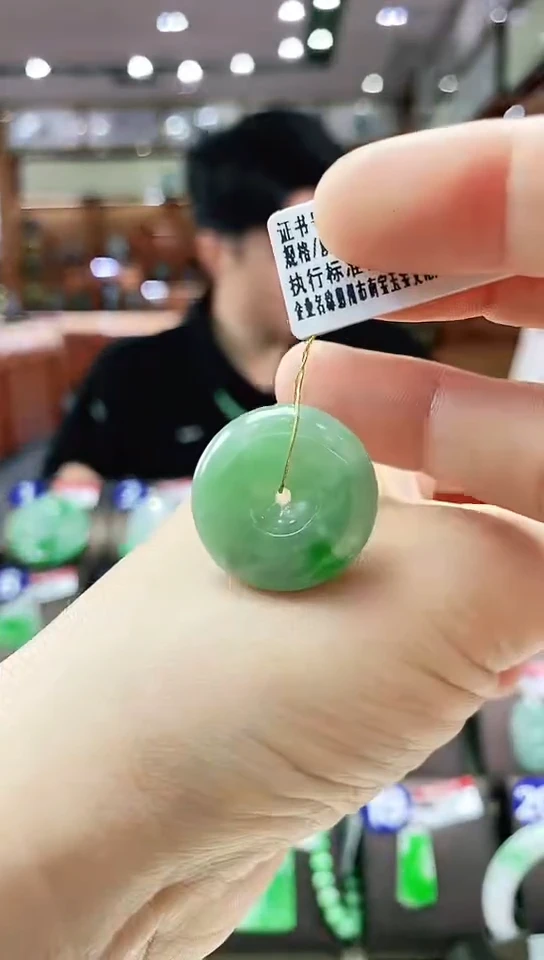 颈饰未镶嵌翡翠平安扣