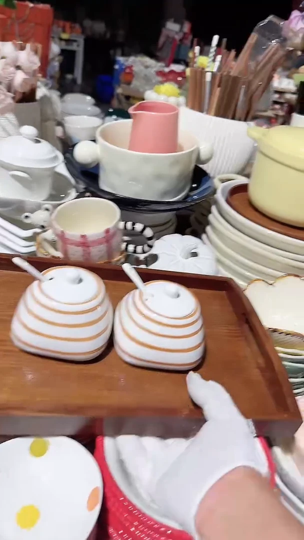 碗2个调味罐带勺子微瑕 凑满20元包邮