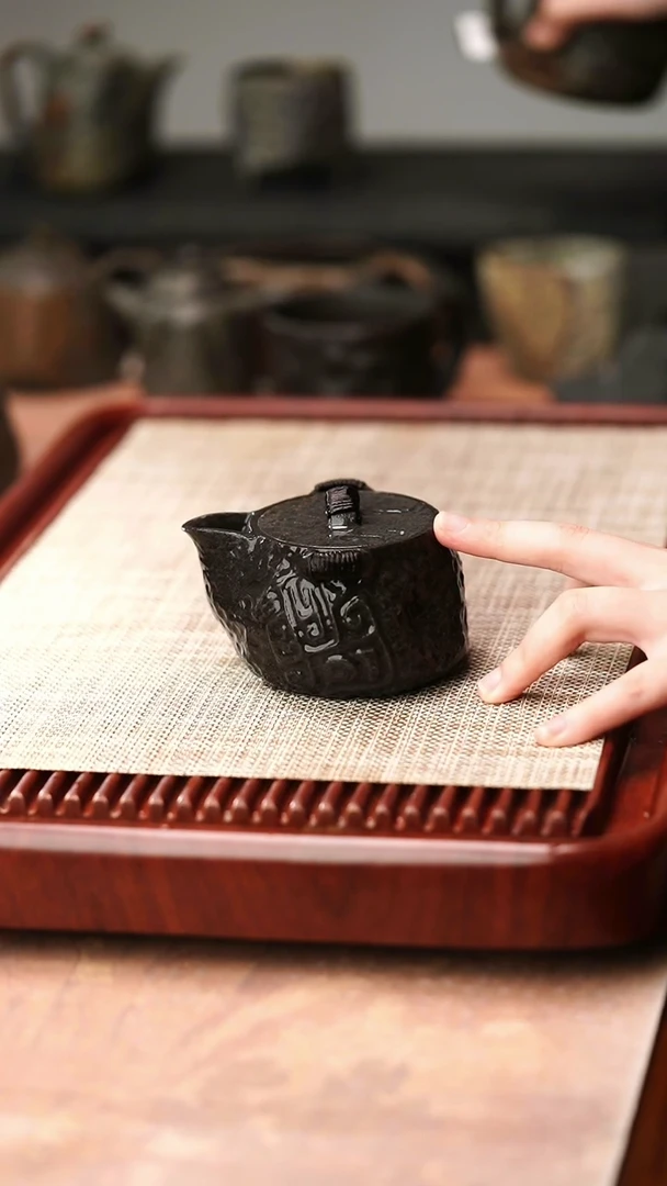 中式冰碛岩整石雕刻随型饕餮宝瓶壶