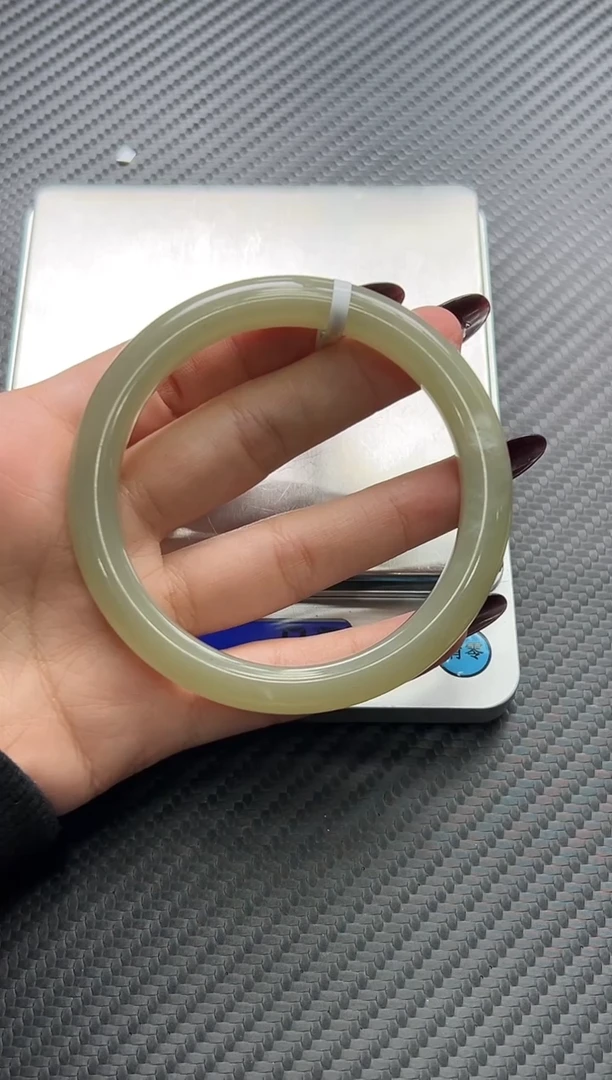 未镶嵌手镯和田玉且末微色差近矿60手镯