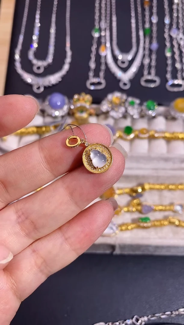颈饰18K金镶嵌翡翠吊坠
