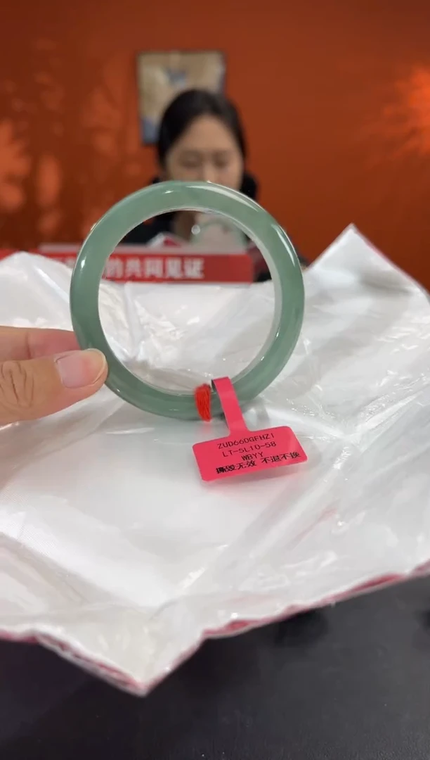 未镶嵌手镯翡翠4      57.4