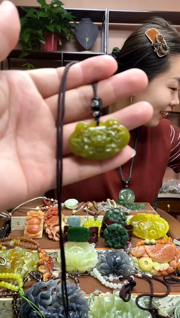 未镶嵌岫玉颈饰多样性发货发其中之一