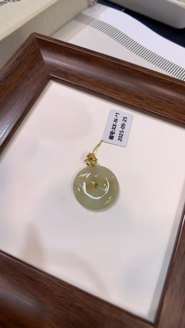 颈饰18K金镶嵌翡翠平安扣
