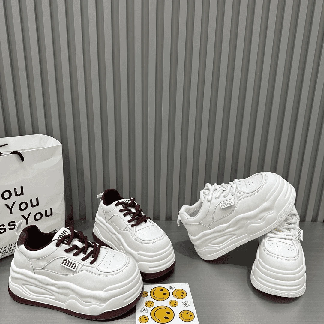 软皮厚底增高小白鞋女2025春秋新款爆款百搭白色松糕休闲面包板鞋