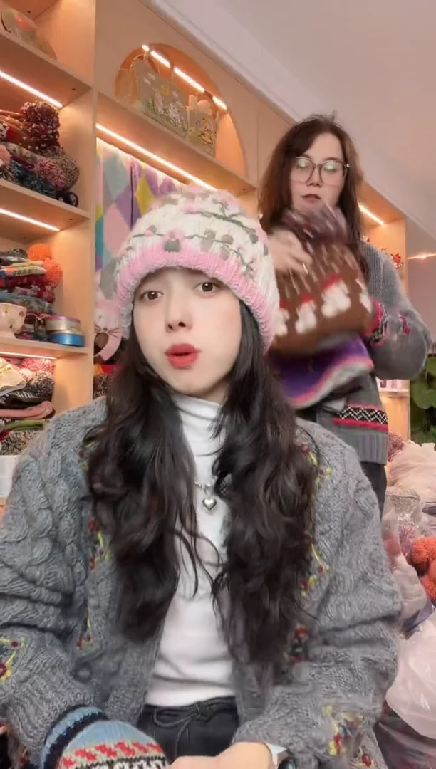 绵羊毛粉白色刺绣提花单球帽